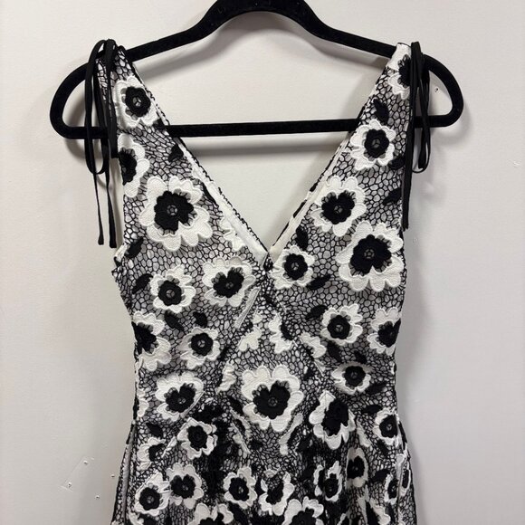 Self-Portrait Black & White Guipure Lace Midi Dress UK 8 / US 4 Elegant Designer - Picture 4 of 7